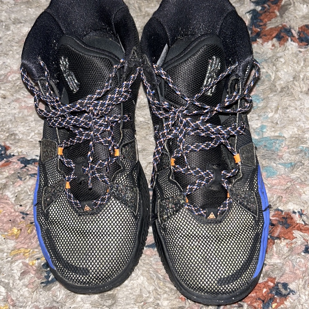 Kyrie Irving sneaker - size 7y